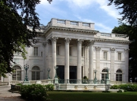 Marble House, the Bellevue Avenue Historical District © Daderot